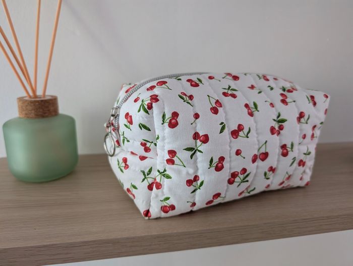 Trousse matelassée cerises pour maquillage etc - photo numéro 4