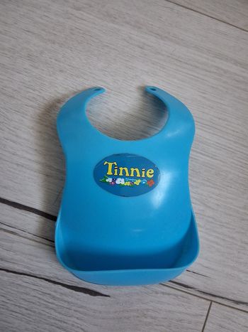 Jouet accessoire Tinnie vintage bavoir en plastique bleu 13 cm