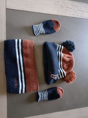 Ensemble bonnet, gants et écharpe tour de cou  Le tout en bon état