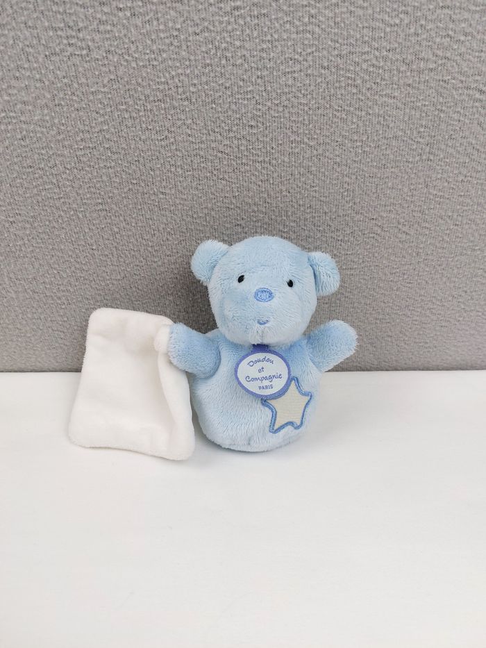 Doudou et Cie Peluche ours boule bleu 12 cm mouchoir blanc étoile luminescente