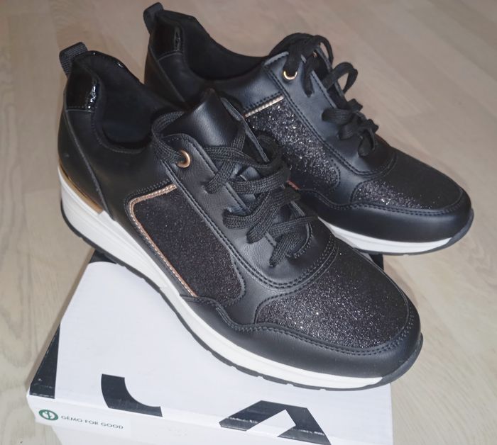 Baskets sneakers noires pailletés et dorés Gémo 
P. 42 
NEUVES