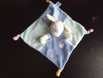 Doudou carré, mouchoir bleu ciel, jaune, blanc, rayures, vert, mots d'enfants Leclerc