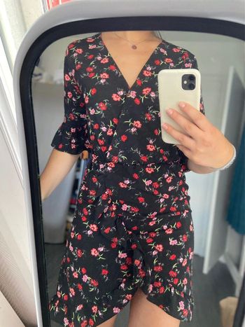 Robe noire fleurs rouge
