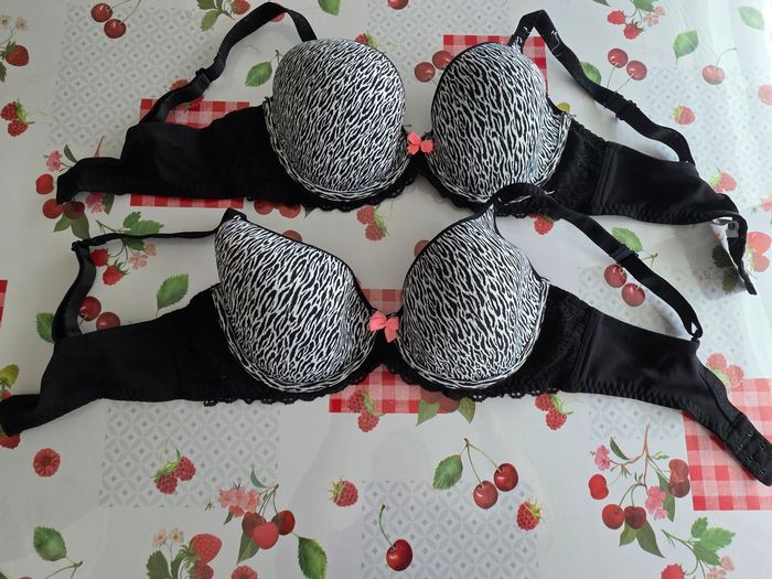LOTS DE 2 SOUTIEN-GORGE NOIR/BLANC COMME NEUF 100D MARQUE TISSAIA
