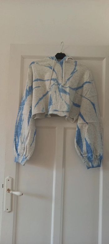 Sweat à capuche crop top molletonné bleu et blanc H&M 38