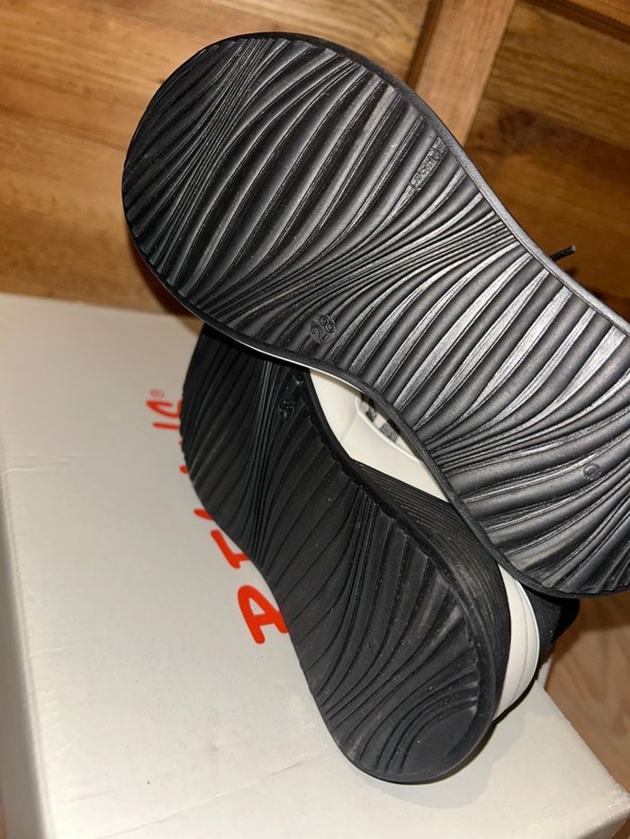 Basket zébré requins neuve - photo numéro 5