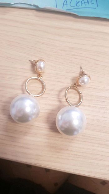 Boucles d'oreilles pendantes perles blanches