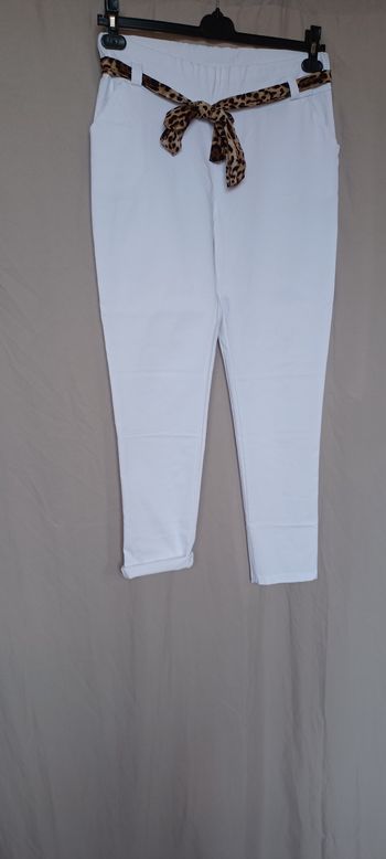 Très joli pantalon blanc femme T 4 XL  mais taille plutôt T U lisez bien l'annonce surtout 