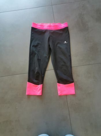 2 Leggings courts de sport Domyos 12 ans dont 1 offert