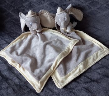 Lot de 2 doudous peluche éléphant Dumbo avec mouchoir- Disney