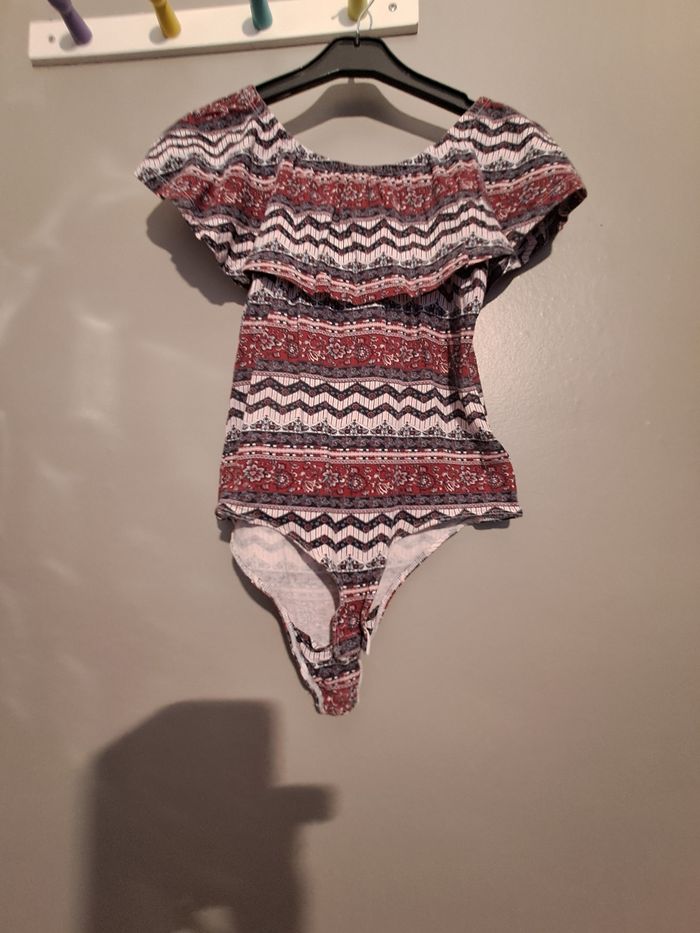 Bodie fantaisie ton violet - Marque Jennyfer - Taille 38 - État neuf.