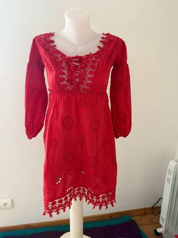 Robe rouge épaules dénudés dentelle en très bon état taille S