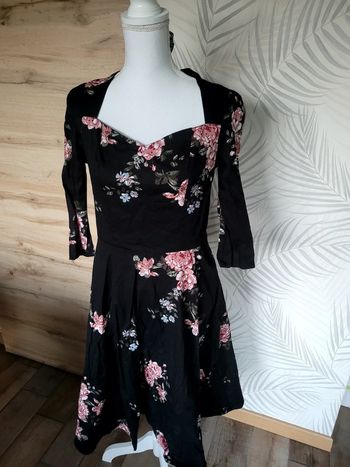 Sublime robe vintage taille 40 noir et fleur