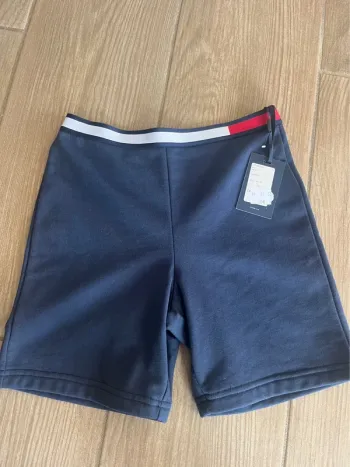 Short tommy Hilfiger taille 8/10 ans