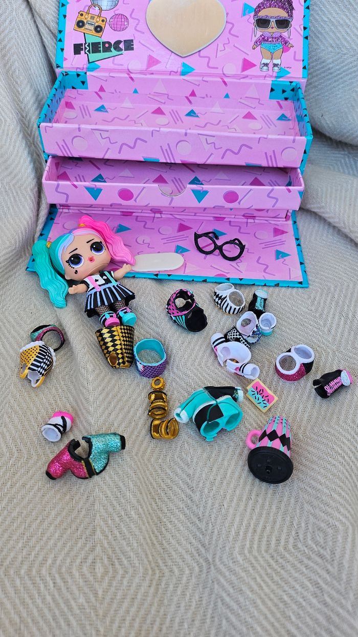 Boite poupée LOL surprise et nombreux accessoires - photo numéro 2