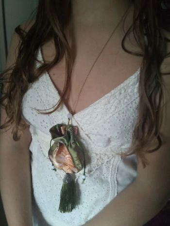 Collier sautoir petit sac satiné