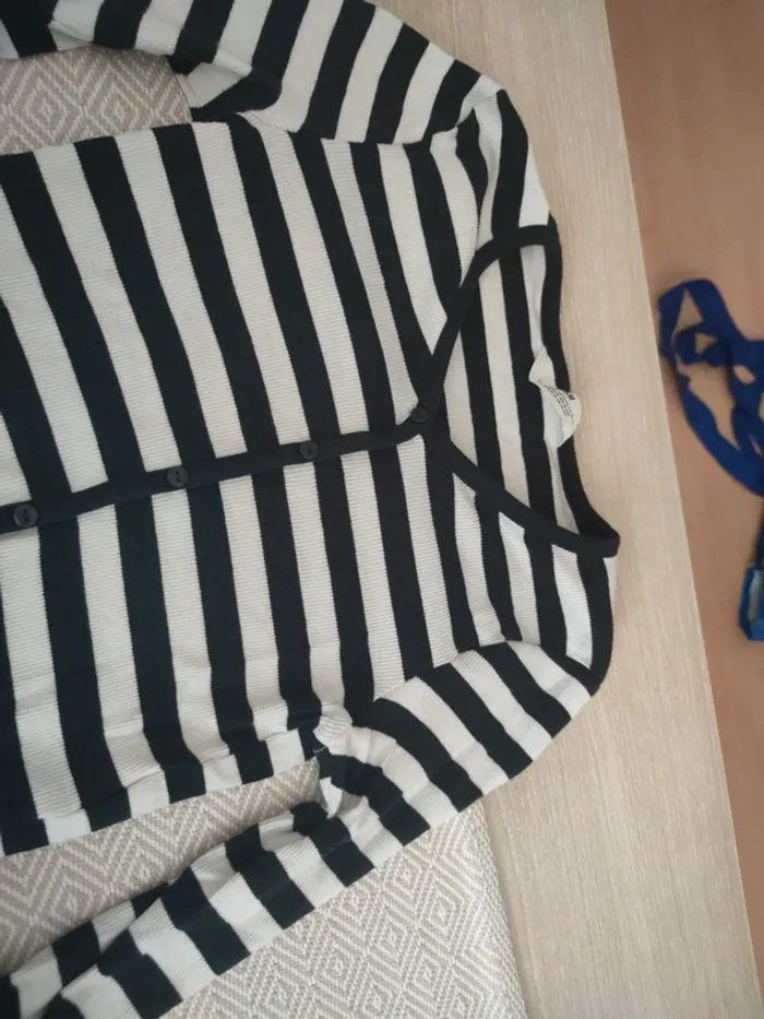 T-shirt manches longues style gilet noir rayé blanc taille 10 12 ans - photo numéro 2