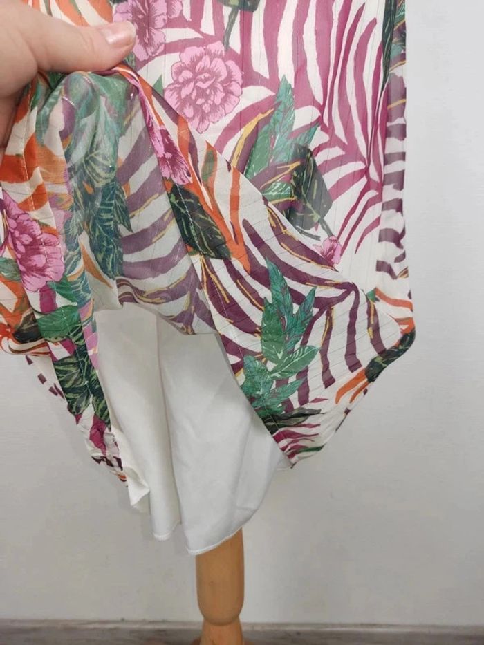 Robe à bretelles à volants mi-longue motifs fleuris colorés et lignes argentées taille 36 Gemo neuve - photo numéro 7