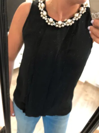Haut fluide noir col perles