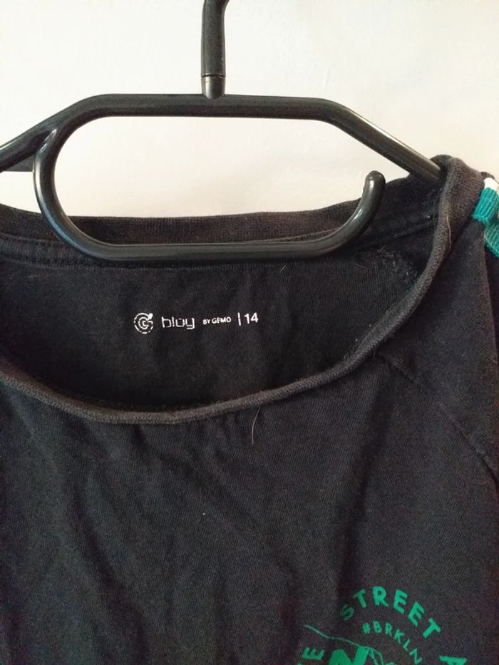 T-shirt avec bande verte sur les épaules - photo numéro 4