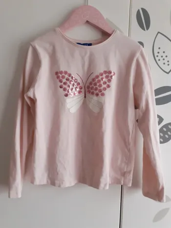 Tee-shirt rose motif papillon