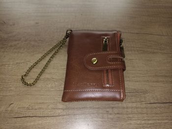 Portefeuille marron clair avec chaine