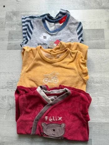 Lots trois pyjamas