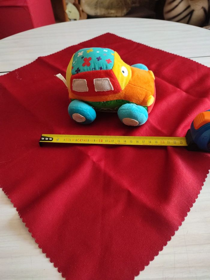 Voiture hochet en peluche