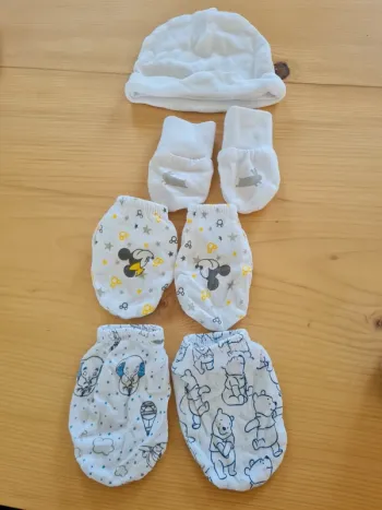 Lot moufles et bonnet naissance