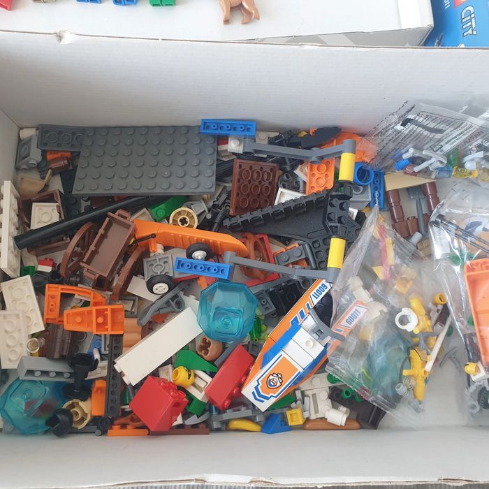 lot de lego et de minifigs voir photo - photo numéro 2