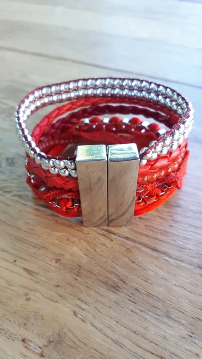 Bracelet rouge - photo numéro 2