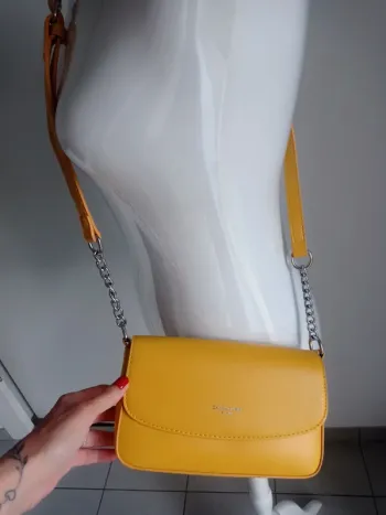 Magnifique sac à main jaune moutarde avec bandoulière réglable David Jones