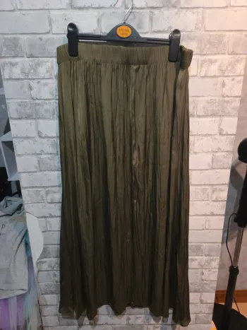 Jupe mi longue primark taille M vert satin