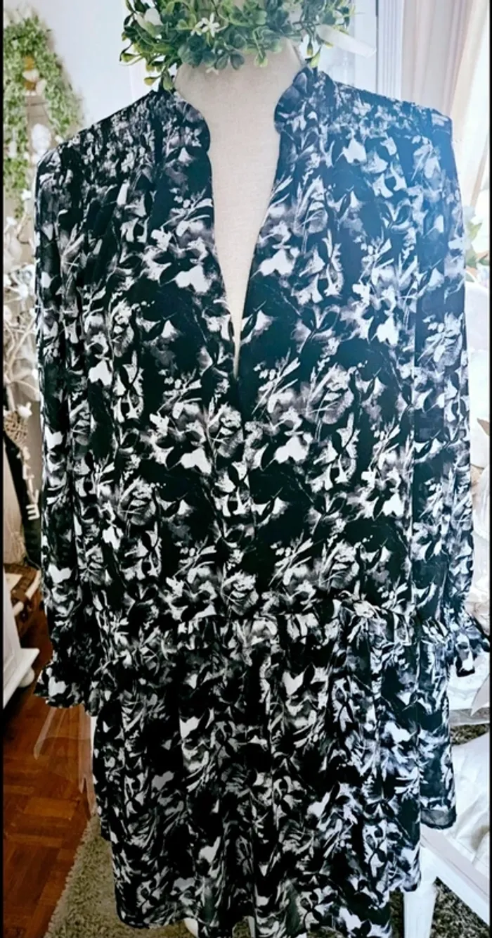 Robe noire blanche La City Taille 40 Neuve - photo numéro 2