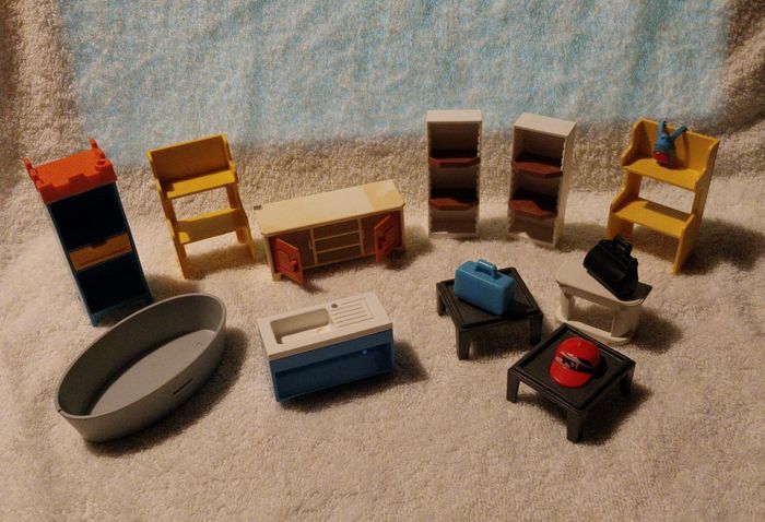lot Playmobil mobilier baignoire étagère table évier meuble TV chambre valise