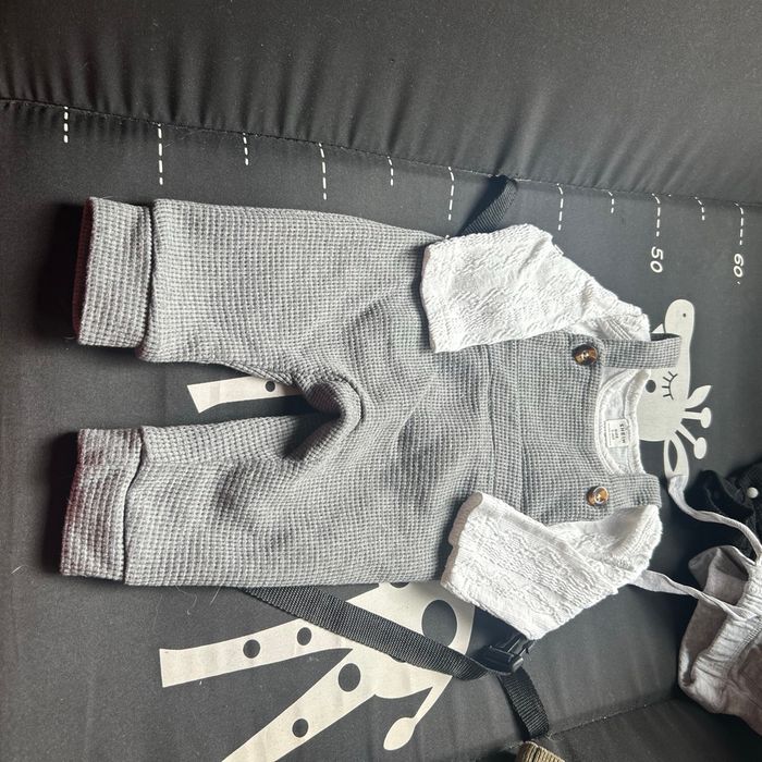 Vend ensemble salopette et T-shirt blanc