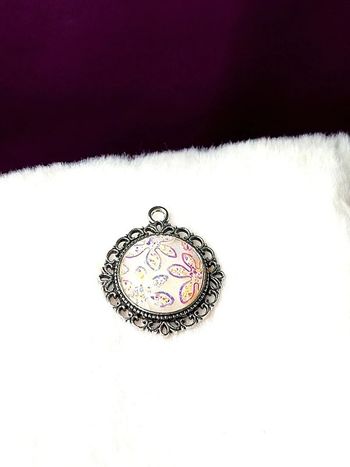 Magnifique pendentif avec cabochon fleurs