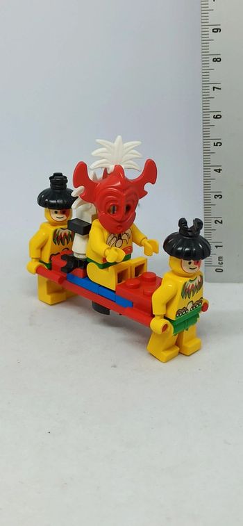 Indigènes avec chef sur support lego