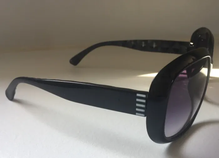 Lunettes noires - photo numéro 2