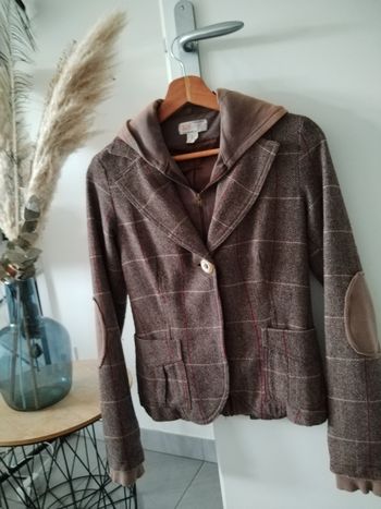 Veste. à carreaux marron  à fermeture et sa capuche.