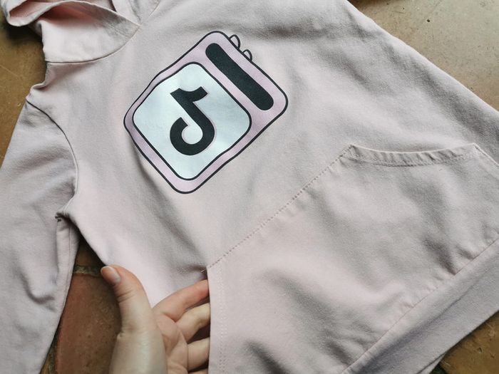 Haut de jogging rose à capuche TikTok - photo numéro 3