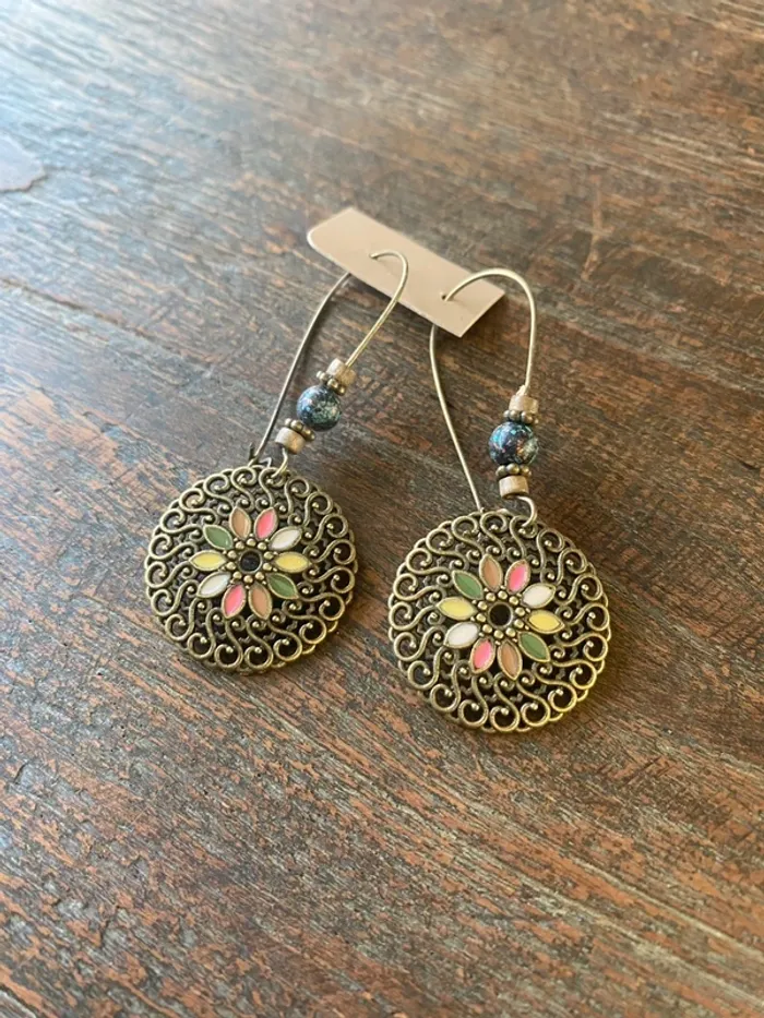 Magnifique paire de boucles d’oreilles avec fleurs et perles - photo numéro 2