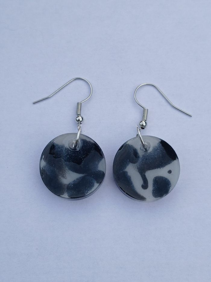 Boucles d'oreilles noires et blanches