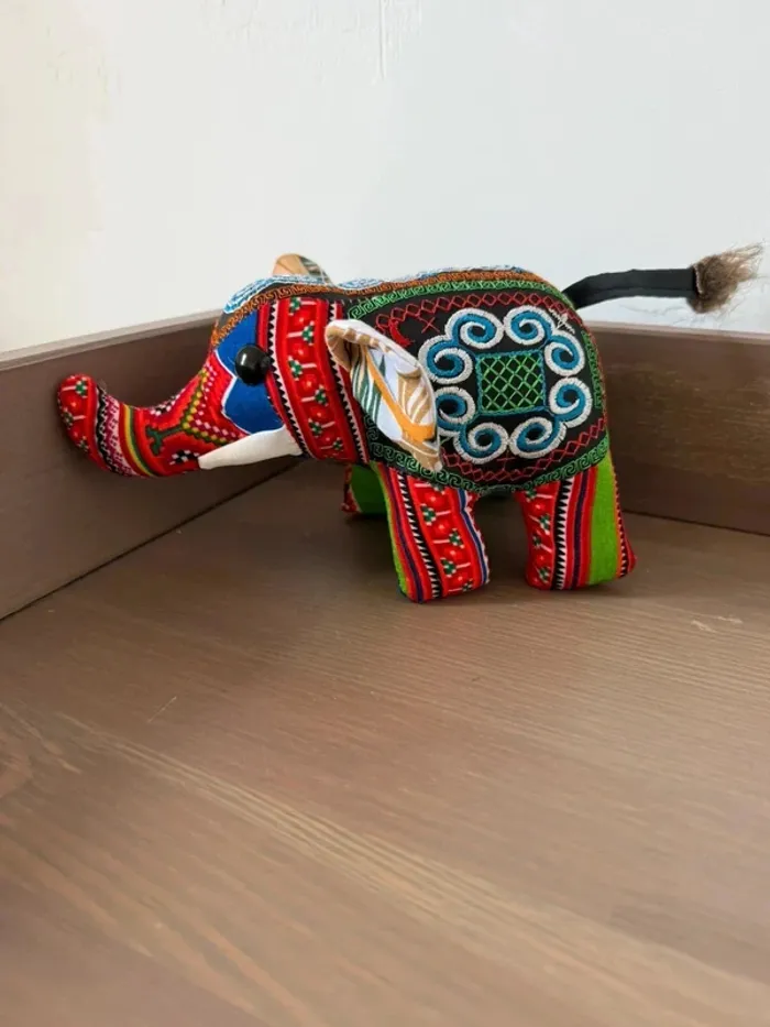 Peluche Éléphant du Cambodge - Excellent État - photo numéro 3