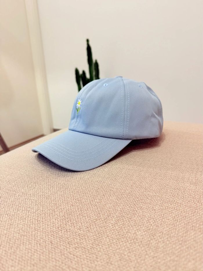 Casquette bleu clair brodée marguerite - photo numéro 2