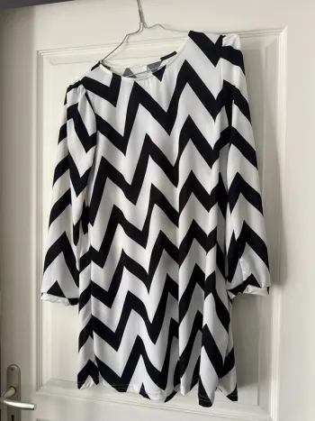 Robe mini ou tunique motif tendance original manches ourlets neuve