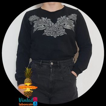 Sweat noir avec broderies