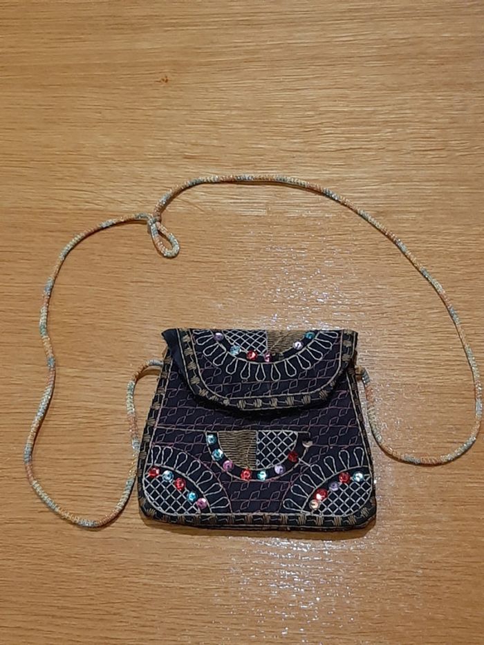 Sac pochette brodé avec sequins