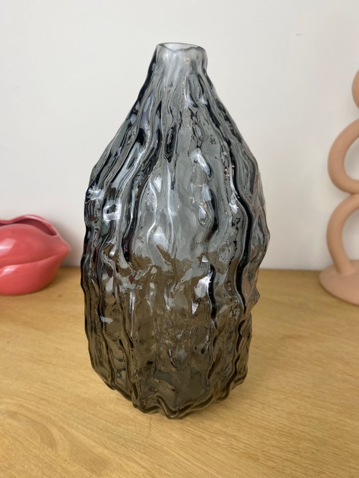 Vase en verre fumé design texturé – 22 cm