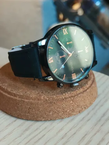 Montre noire-rose, style vintage intégral
